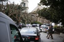 Coches estacionados ayer en las calles de la Ciudad Vieja. 