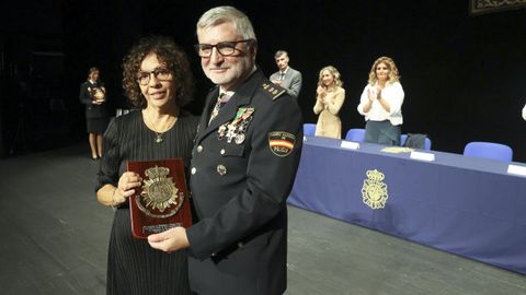 El comisario Javier María de Loresecha Roldán entregando un reconocimiento durante la celebración del pasado Santo Ángel