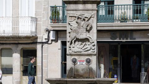 Escultura de Santiago matamoros en una fuente del centro de Redondela