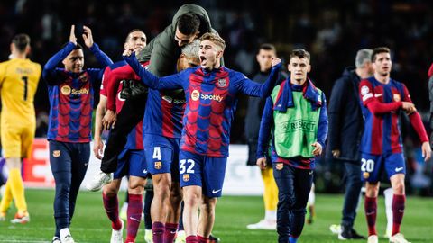 Los jugadores del Barcelona.El Barcelona celebra su clasificación para cuartos de la Champions