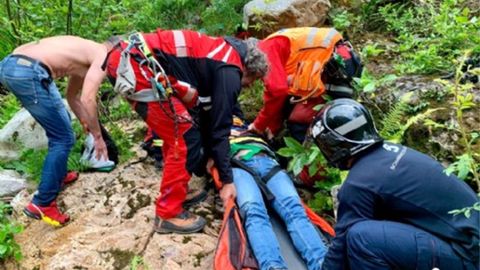 Un momento del rescate del hombre precipitado tras ceder una barandilla en la Senda del Oso