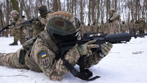 Un voluntario de las milicias de defensa ucranianas participa en unos ejercicios en Kiev.