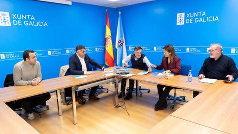 Dirigentes de la Asociaci�n Profesional de la Pesca y Comercializaci�n de la Angula (Aproang), con la conselleira Marta Villaverde y cargo de Mar, el 16 de febrero del 2026.