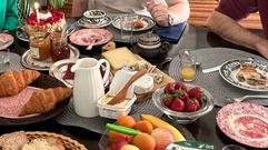 A mesa de almorzo referenciada neste texto