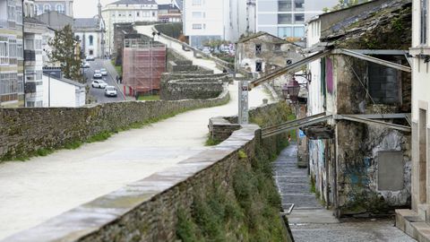 Muralla de Lugo, el adarve con casas en ruina en A Tinera