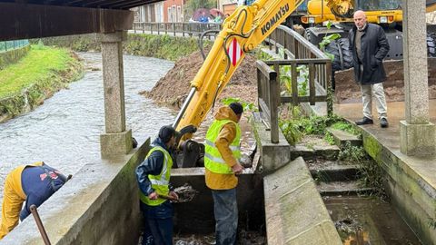 El alcalde, Jos Carlos Vidal, acudi a la zona a supervisar el inicio de los trabajos.