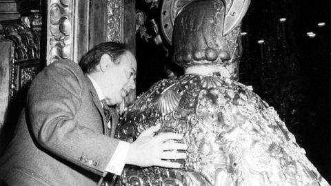 Jordi Pujol abraza al Ap�stol durante una visita a la catedral de Santiago, en febrero de 1984.