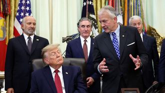 El senador republicano por Alaska Dan Sullivan, en el despacho oval junto a Trump