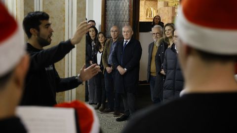 Las autoridades, siguiendo la actuaci�n del coro Cantabile