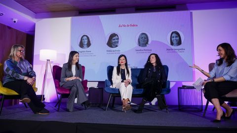 Las alcaldesas de Sandra Permuy, de Fene; Mariola Sampedro, de Ribeira; Nidia Ar�valo, de Mos, y �ngeles Novo, concejala de Lugo, acompa�adas por la periodista de La Voz Gladys V�zquez, que condujo el debate.