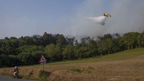 Medios aéreos luchando contra las llamas en Monfero