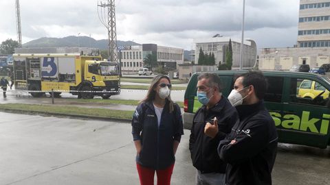 Silvota.La consejera de Presidencia, Rita Camblor, y el director general de de Seguridad y Estrategia Digital, Javier Fern�ndez, junto a las naves de Llanera calcinadas por el incendio 