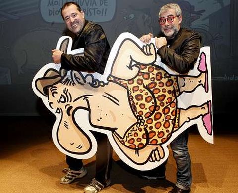 Luis Davila y Carlos Blanco sostienen a Dora a desbrosadora.