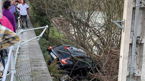 Un coche vuela sobre el Nal�n en Sama de Langreo