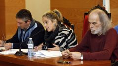 A la derecha, Jes�s A. Fern�ndez Cal, autor del texto de opini�n, con la alcaldesa Maria Loureiro y el edil Jesus Fern�ndez Fern�dez