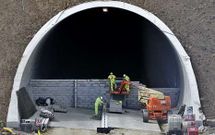 Tres obreros se encargaron ayer de tapiar los t�neles en L�ncara por motivos de seguridad.