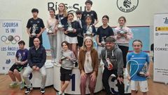 Participantes en el Campionato de Galicia sub-11 y sub-15 de squash con sus trofeos