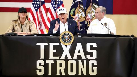 Imagen de archivo de Melania Trump, Donald Trump y el gobernado de Texas, Greg Abbott.