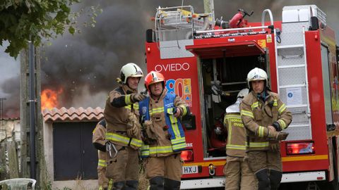 Bomberos apagan un incendio en Oviedo