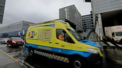 Imagen de archivo de una ambulancia entrando a Urgencias del Chuac