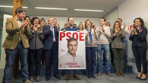 Los candidatos del PSOE al Senado y al Congreso de los Diputados, (i-d) Javier Ruiz Bartolom�, Carmen Arana, Francisco Mart�nez Aldama, C�sar Luena, Mar�a Victoria de Pablos y �liver Lolo, durante el acto de inicio de campa�a electoral que se celebra esta noche en Logro�o.