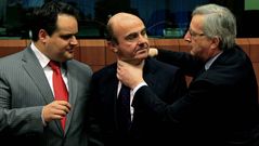 Juncker bromea con De Guindos