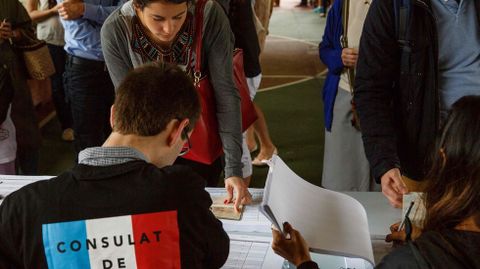 Primera vuelta de las elecciones presidenciales en Francia. Ciudadanos franceses ejercen su derecho en Hong Kong