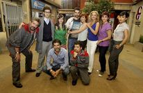 Parte del equipo de actores de la comedia <span lang= gl >«Chapa e pintura»</span>, que tiene a Chelo y Raúl como protagonistas.