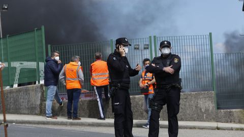 Continan los trabajos de extincin del incendio que afecta a las instalaciones de Jealsa