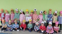 Los alumnos de sexto de Educaci�n Infantil de Xove aprendieron a la vez las letras en tinta y en braille, como su compa�ero Lucas