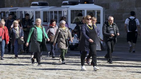 Turistas en el Obradoiro, aprovechando la buena ma�ana que ayer disfrut� la ciudad