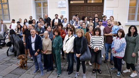 cole.Un grupo de padres de los alumnos del CEIP Cidade Vella, en A Coruña