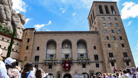 El papa Le�n XIV en el balc�n de Montserrat.