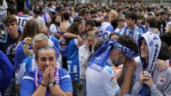 Los aficionados del Deportivo se lamentan en la plaza de Cuatro Caminos tras la finalizaci�n del partido contra el Albacete.