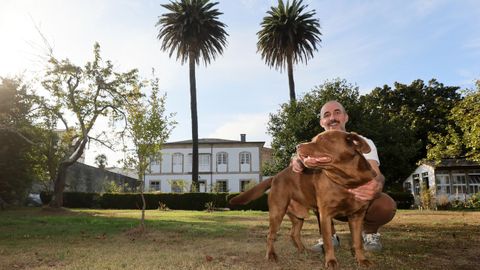 Francisco Hermida en el jardn de la Casa de Pedro Oya (Lourenz),donde crece la pareja de palmeras ms altas de Galicia