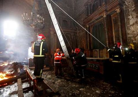 Los equipos de emergencias se afanan en recuperar algunas l�mparas entre los escombros.