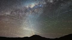 Sat&eacute;lites captados durante una hora por los telescopios del Observatorio Austral Europeo en el cielo del desierto de Atacama, en Chile