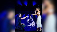 Enrique Iglesias y Emilia Mernes durante su actuación conjunta.