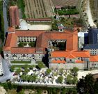 Una de las rutas recorre el monasterio de Poio. 