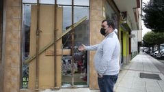 Jos� Manuel Romero, mostrando los da�os que le causaron los ladrones en su negocio