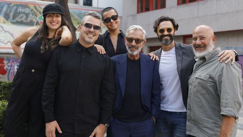 Mario Pagano, Imanol Arias e Ivn Snchez, en el centro, junto a parte del elenco.