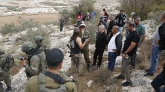 Colonos israeles, respaldados por soladados, impidieron larecoleccin de aceitunas por agricultores palstinos en Hebrn.