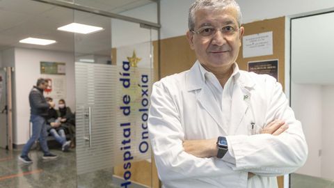 Rafael López posa delante del hospital de día oncológico de Santiago