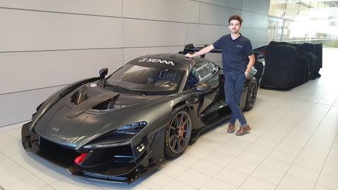 Arnaldo Solórzano junto al McLaren Senna GTR en el MTC, sede de Mclaren
