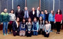 Los actores de Tal�a posaron con los alumnos del grupo de teatro.