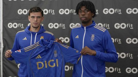 El centrocampista ingl�s Ovi Ejaria (d) y al canario Javi L�pez () durante su presentaci�n como nuevos jugadores del Real Oviedo