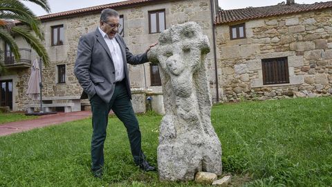 Casa de Horta, una de las viviendas más exclusivas de la comarca, nos abre sus puertas.Hasta las piedras de esta vivienda tienen su historia. El cristo tallado en la roca de la foto lo hizo el padre de José Manuel cuando era un niño e iba al monte con el ganado. Décadas más tarde, tras un incendio forestal, la encontró en el monte y la bajó hasta su casa