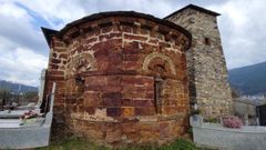 �bside de la iglesia rom�nica de San Clodio de Ribas de Sil, construida con �pedra cabaleira�