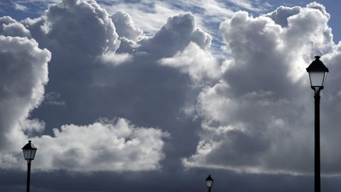 Frente de nubes sobre la playa de Pe�arronda
