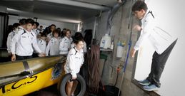 Espacio escaso. Las instalaciones se han quedado pequeñas para los jóvenes que entrenan con el club ribeirense. La falta de espacio, y de vestuarios, obliga a los pequeños a cambiarse entre los bateles.